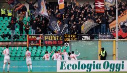 Benevento-Crotone, moviola: delirio sannita al 91’ nella nebbia, ospiti in dieci furiosi, succede di tutto