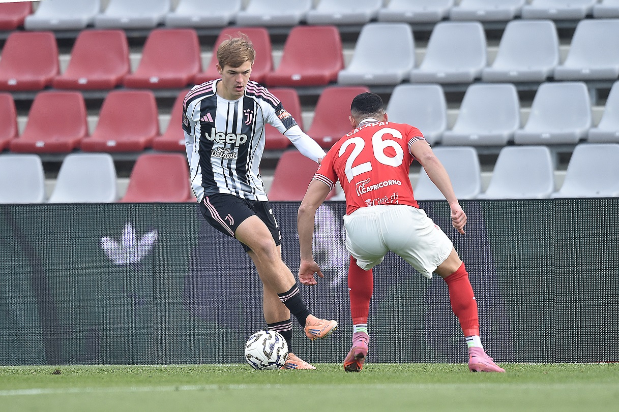 Juventus NG-Perugia, Puczka (Juventus NextGen) in contrasto con Calapai Perugia LPS