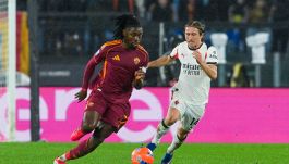 Roma, l’infortunio di Koné cambia il mercato: lungo stop e le conseguenze su Carrasco. Mourinho chiama Dybala