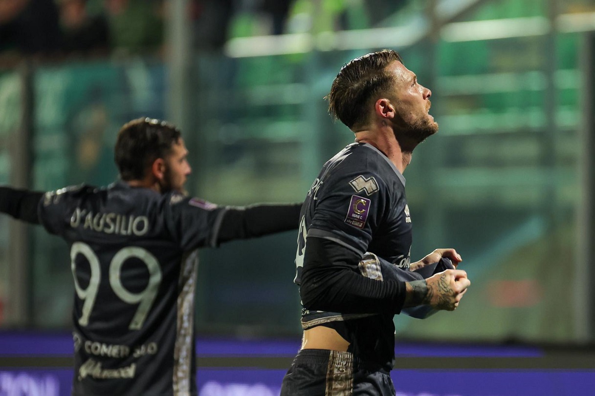 L'esultanza di Caturano del Catania dopo il gol al Monopoli (LPS)