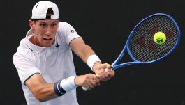 Maestrelli da favola, batte Atmane e si regala Djokovic: lacrime in campo, pure Canè s'emoziona