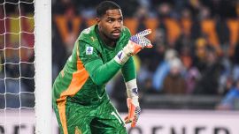 Roma-Milan, furia Maignan sul rigore: spinge l'arbitro Colombo. In tv: 'Bartesaghi deve tagliarsi il braccio?'