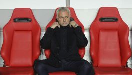 Mourinho, figuraccia e sfuriata: Benfica a picco, lo Special One umilia i suoi calciatori. Spalletti sorride