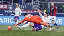 Bologna-Fiorentina, moviola: messaggio moglie Commisso, dubbi su gol annullato e quello concesso dal Var, un rigore negato