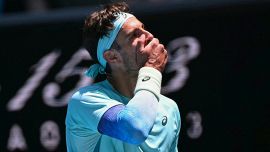 Musetti rischia grosso con Collignon, poi il belga si ritira: Lollo passa e trova Sonego, ok Darderi, Nardi ko