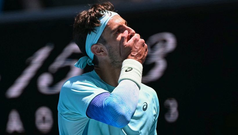 Musetti rischia grosso con Collignon, poi il belga si ritira: Lollo passa e trova Sonego, ok Darderi, Nardi ko