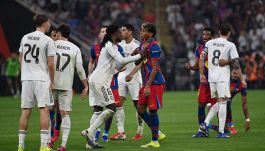 Vergogna al Clasico: bufera su Mbappè, insulti e gestacci ai tifosi, il lato oscuro di Barcellona-Real Madrid