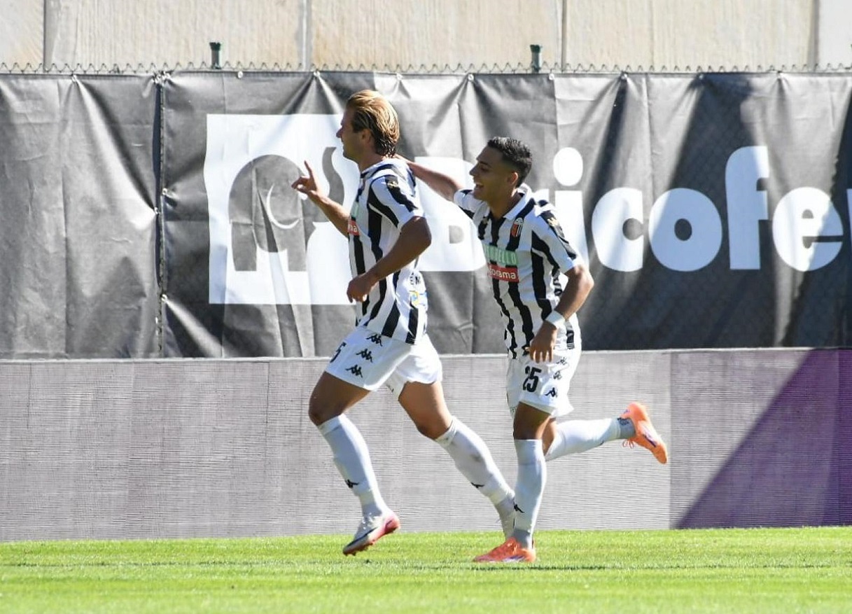 Rizzo Pinna esulta con Gori dopo un gol dell'Ascoli (LPS)