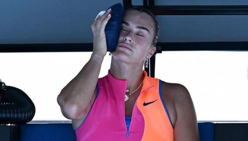 Sabalenka doma anche il caldo: stoccata a Sinner dopo aver travolto Jovic e la singolare proposta ad Alcaraz