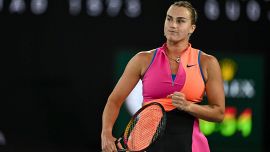 AO, Sabalenka in finale: Aryna punita per l'urletto, poi travolge Svitolina. Niente saluto e labiale sospetto