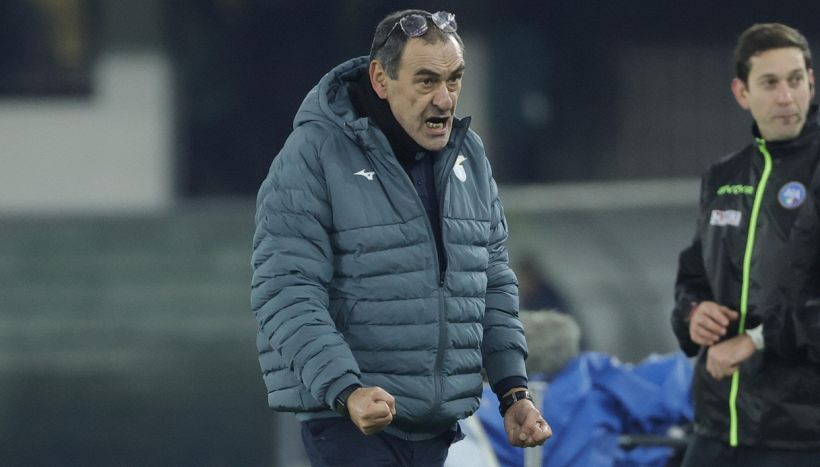 Lazio, vittoria con bufera: furia Sarri in tv, duri attacchi a Lotito. Proteste Verona per un rigore negato