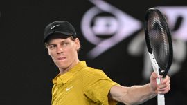 Australian Open, Sinner retrocesso per il derby con Darderi: l'orario scatena la bufera, Jannik sotto accusa