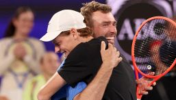 Million Dollar, Sinner battuto dal dilettante Smith. Male Cobolli e Paolini, Alcaraz e Kyrgios ko da due donne