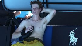 Sinner, che rischio con Spizzirri: crampi e caldo, lo salva il tetto chiuso. Ora Darderi: 'Ho avuto fortuna'