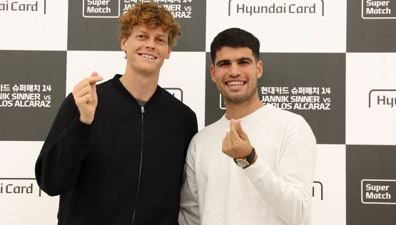 Sinner, Alcaraz e il gesto dei soldi: il montepremi assurdo per l'esibizione non c'entra, è "colpa" del K-Pop