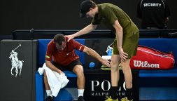 Gaston in lacrime, il gesto di Sinner è da numero 1: Jannik fa ridere Cahill e al 2° turno trova Duckworth