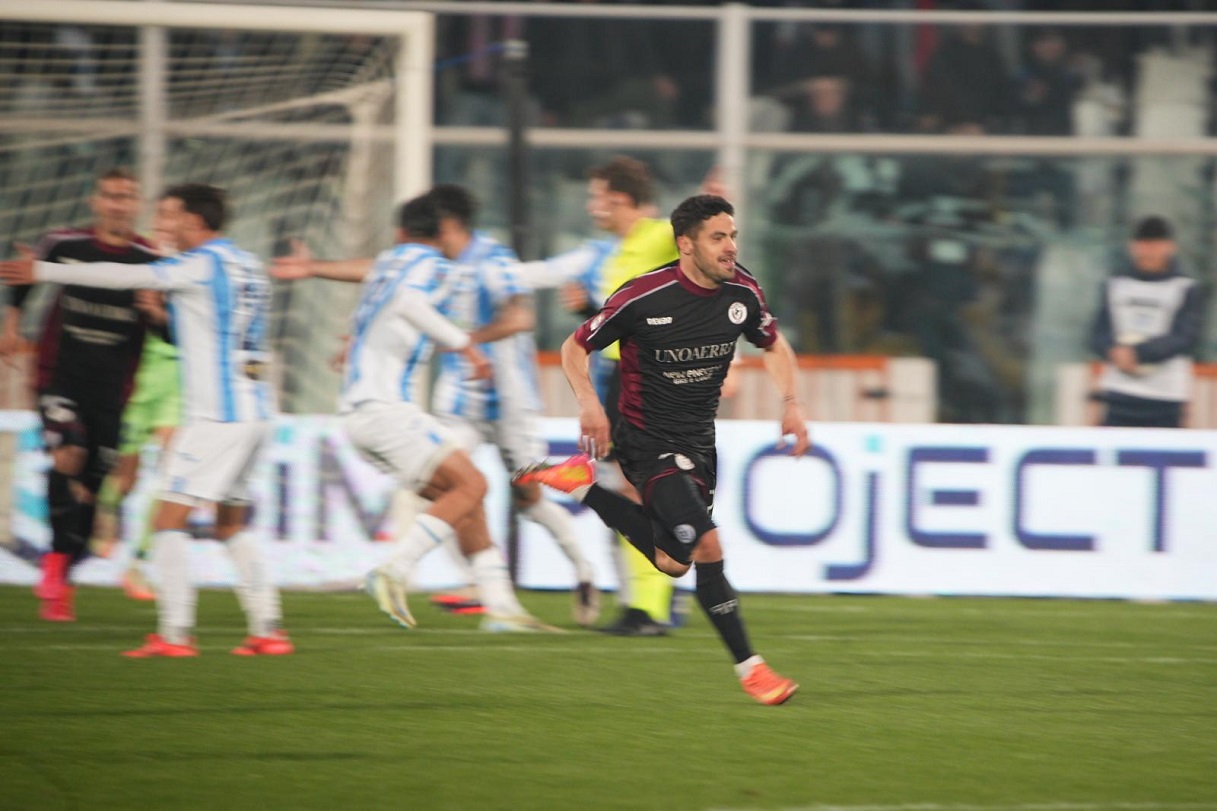 Tavernelli esulta dopo un gol con l'Arezzo (LPS)