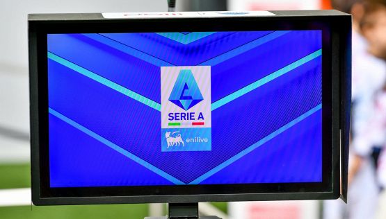 SONDAGGIO - Arbitri nel caos, VAR impazzito e rigori contestati: come se ne esce?