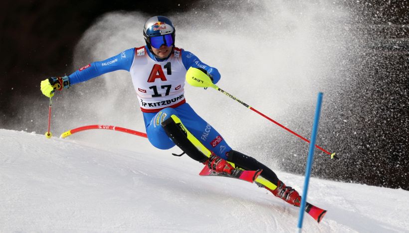 Slalom Kitzbuhel, vittoria e lacrime per Feller: flop Vinatzer. L’omaggio di Sinner a Franzoni