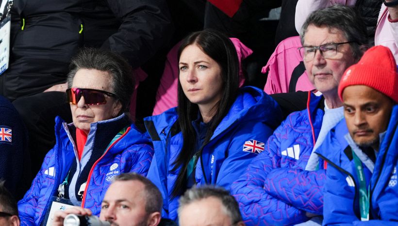 La Principessa Anna assiste impassibile a Gran Bretagna-Italia di curling, occhiali dettaglio che non sfugge ai social