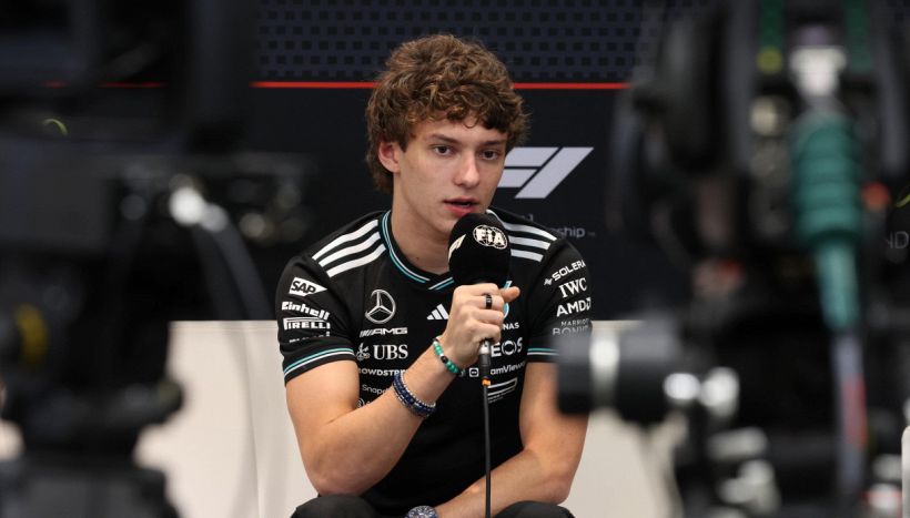 Antonelli, febbraio nero: scaricato dalla fidanzata prima del Mondiale. E la Mercedes ha trovato il nuovo Kimi