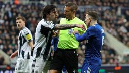 Newcastle-Qarabag, moviola: Chiffi al Var stavolta tace, Massa non vede un rigore e ne dà un altro