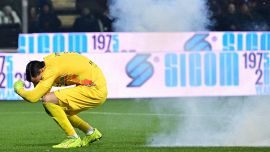 Cremonese-Inter, follia dagli spalti: un petardo colpisce Audero, Chivu sconvolto, nerazzurri a rischio stangata