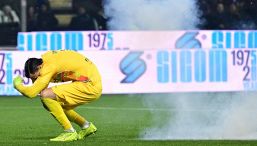 Cremonese-Inter, follia dagli spalti: un petardo colpisce Audero, Chivu sconvolto, nerazzurri a rischio stangata