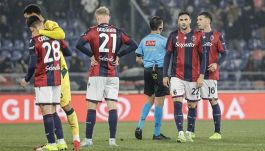 Bologna-Milan, moviola: Nkunku rischia grosso, dai fuorigioco sui gol al mancato rosso