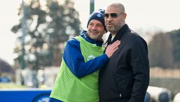 Inter, Adriano fa visita alla Pinetina: lo splendido abbraccio con Chivu e il regalo speciale a Thuram