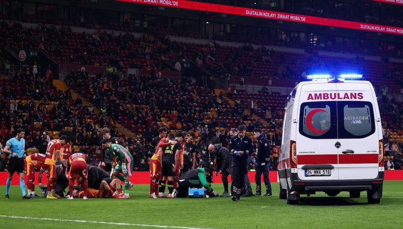 Tragedia sfiorata in Galatasaray-Istanbulspor, Yilmaz ha salvato la vita a Kutucu: cosa è successo