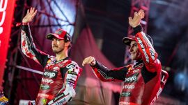 MotoGP show a Kuala Lumpur: il drift di Marquez spaventa Dall'Igna, gli stoppie di Toprak e l'annuncio di Quartararo