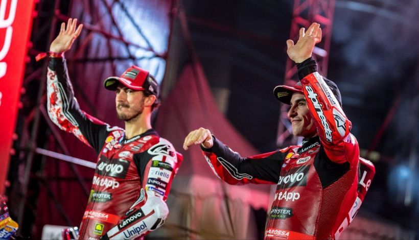 MotoGP show a Kuala Lumpur: il drift di Marquez spaventa Dall'Igna, gli stoppie di Toprak e l'annuncio di Quartararo