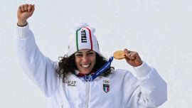 Brignone stringe l’oro: l’abbraccio con il presidente Mattarella e il passaggio di consegna con Deborah Compagnoni