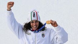 Brignone stringe l’oro: l’abbraccio con il presidente Mattarella e il passaggio di consegna con Deborah Compagnoni