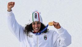 Brignone stringe l’oro: l’abbraccio con il presidente Mattarella e il passaggio di consegna con Deborah Compagnoni