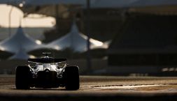 F1, Test Bahrain, Giorno 3: doppietta Mercedes che si riscatta. Hamilton parcheggia la Ferrari: ecco perché