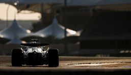 F1, Test Bahrain, Giorno 3: doppietta Mercedes che si riscatta. Hamilton parcheggia la Ferrari: ecco perché