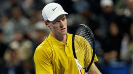 Sinner, il ricordo amaro di Doha: “Non ho potuto giocare”. Alcaraz lo aspetta in finale, Tsitsipas attacca l’ATP