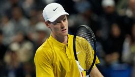 Sinner, il ricordo amaro di Doha: “Non ho potuto giocare”. Alcaraz lo aspetta in finale, Tsitsipas attacca l’ATP