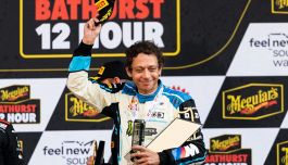 Valentino Rossi podio e paura a Bathurst, incidente e canguro investito: San Valentino da separati con Francesca