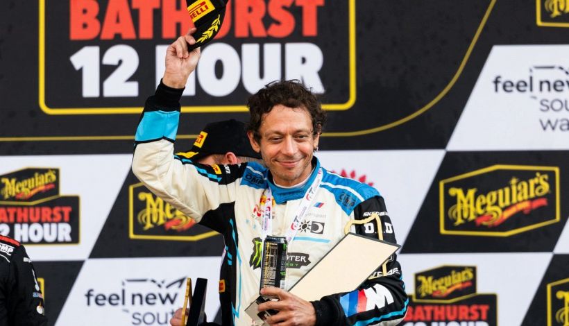 Valentino Rossi podio e paura a Bathurst, incidente e canguro investito: San Valentino da separati con Francesca