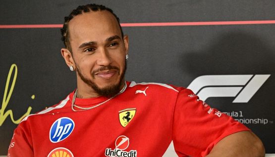 Ferrari, Hamilton cancella strane idee: "Non vado da nessuna parte". Lewis rigenerato, la gag con Antonelli e Bono