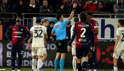 Cagliari-Lazio, moviola: doppia follia di Mina, il gol annullato, il rigore negato e il nervosismo di Sarri