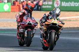 GP Thailandia succede di tutto: Bezzecchi cade, contatto Marquez-Acosta, Marc penalizzato, vince Pedro