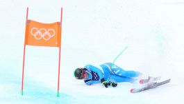 Sofia Goggia cade e rischia nella discesa della combinata a squadre femminile, la sequenza