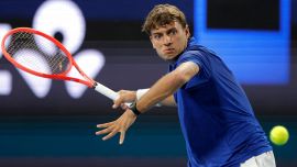 Cobolli, il taglio alla Alcaraz non basta: nuova batosta per l’eroe della Davis, Nardi vince facile a Montpellier