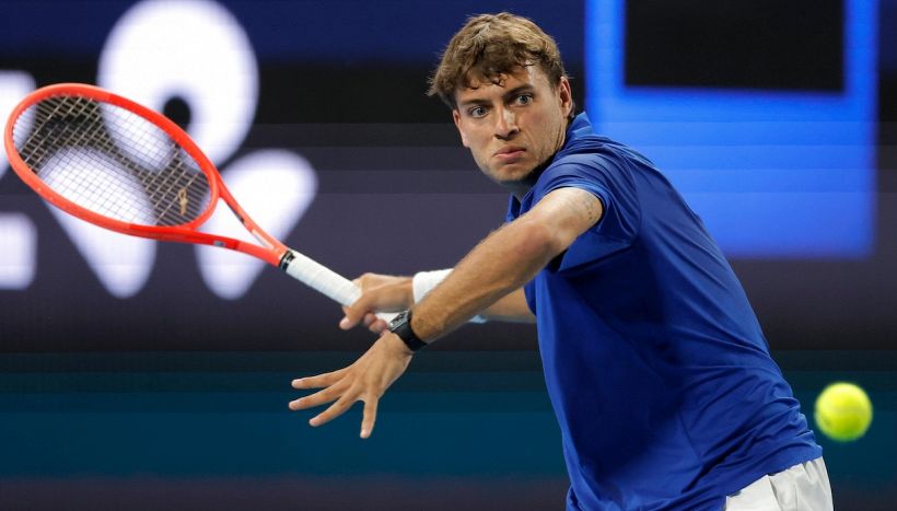 Cobolli, il taglio alla Alcaraz non basta: nuova batosta per l’eroe della Davis, Nardi vince facile a Montpellier