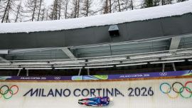 Milano Cortina 2026, è guerra anche tra le tv: lo schiaffo di Sky alla Rai, l’annuncio di Bragagna scatena i social