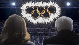 Milano Cortina, lo spettacolo della cerimonia di apertura: Mattarella, Vance, Valentino Rossi, Mariah Carey, Laura Pausini